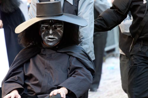 Masque de teinte noire aux traits blancs - © Norbert Pousseur