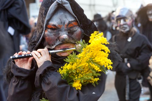 Masque de paysanne au mimosa - © Norbert Pousseur