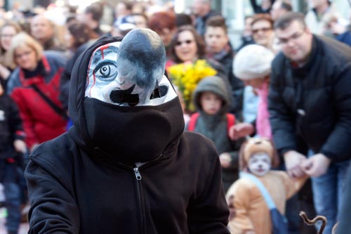 Masque de teinte noire aux traits blancs - © Norbert Pousseur