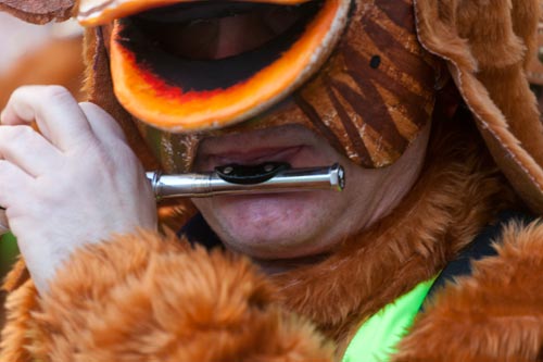 Joueur de flûte avec masque de singe - © Norbert Pousseur