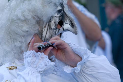 Masque aux yeux brillants de personnage âgé - © Norbert Pousseur