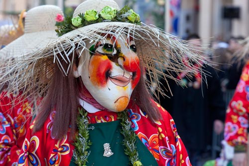 Masque de paysanne aux couleurs vives © Norbert Pousseur