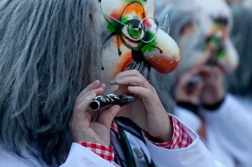 Paysan flûtiste à lunettes © Norbert Pousseur