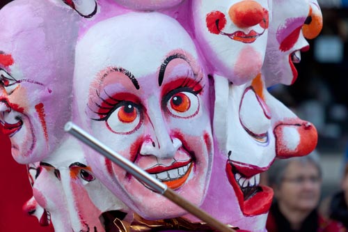 Assemblage de masques de clowns © Norbert Pousseur