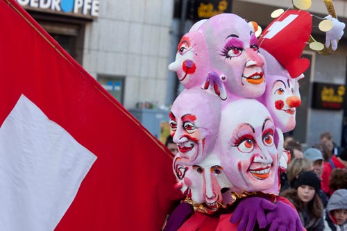 Colonne des masques aux yeux rouges © Norbert Pousseur