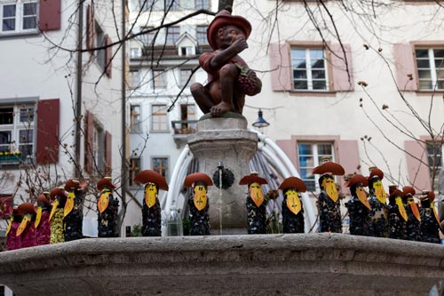 Rangée de bières-canards © Norbert Pousseur