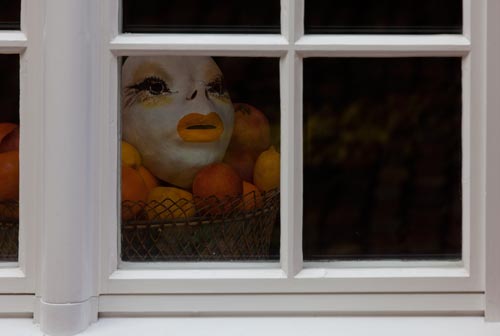 Máscara sobre bandeja de naranjas - © Norbert Pousseur