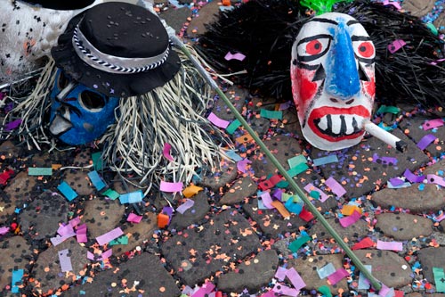 Masks side by side on the ground - © Norbert Pousseur