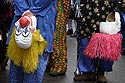 masques tenus derrière le dos, au carnaval de Bâle 2006 - © Norbert Pousseur