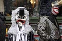 masque grimaçant à la porte d'un café, au carnaval de Bâle 2006 - © Norbert Pousseur