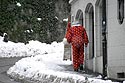 homme déguisé en pierrot rouge partant sous la neige, au carnaval de Bâle 2006 - © Norbert Pousseur
