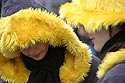 Jeunes femmes en capuches de fourrure jaune, au carnaval de Bâle 2006 - © Norbert Pousseur