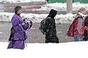 homme déguisé rentrant sous la neige, au carnaval de Bâle 2006 - © Norbert Pousseur