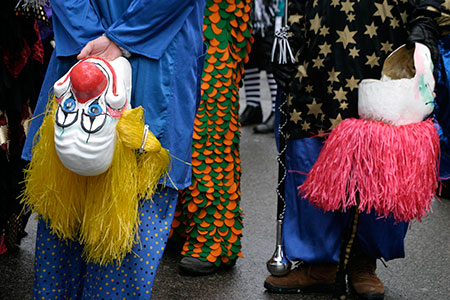 masques tenus derrière le dos, au carnaval de Bâle 2006 - © Norbert Pousseur