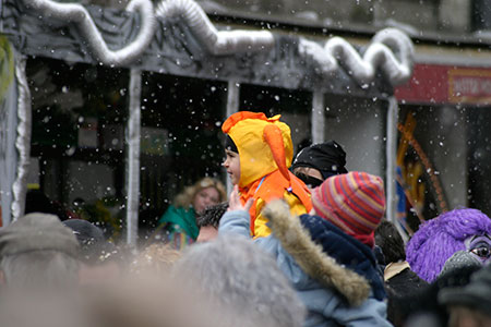 enfant déguisé sur épaules au carnaval de Bâle 2006 - © Norbert Pousseur