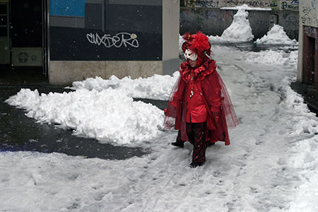 déguisé solitaire dans petite rue, au carnaval de Bâle 2006 - © Norbert Pousseur