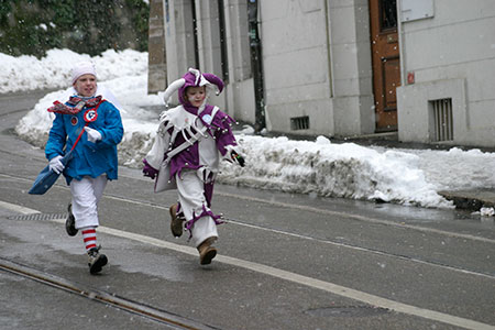 deux enfants courant au carnaval de Bâle 2006 - © Norbert Pousseur