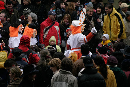 masques fendant la foule, au carnaval de Bâle 2006 - © Norbert Pousseur