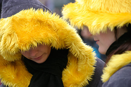 Jeunes femmes en capuches de fourrure jaune, au carnaval de Bâle 2006 - © Norbert Pousseur