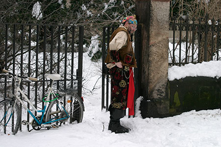 homme déguisé sortant d'un parc enneigé, au carnaval de Bâle 2006 - © Norbert Pousseur