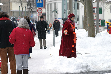 Femme déguisée rentrant sous la neige, au carnaval de Bâle 2006 - © Norbert Pousseur