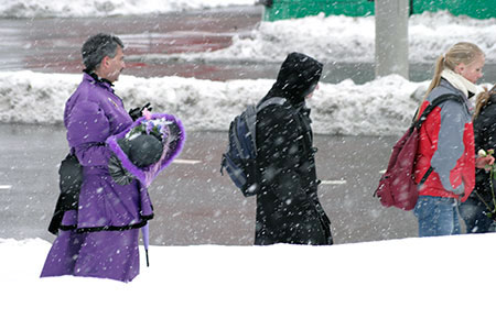 homme déguisé rentrant sous la neige, au carnaval de Bâle 2006 - © Norbert Pousseur