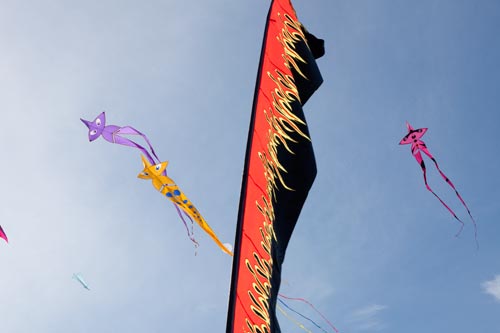 Mat de feu sous les yeux de cerfs-volants - Festival 2011 de Fréjus - © Norbert Pousseur