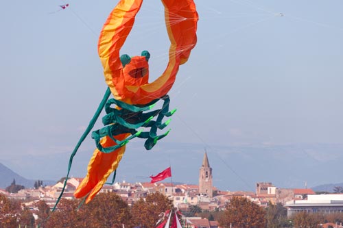 Fréjus survolé par un scorpion - Festival 2011 de Fréjus - © Norbert Pousseur