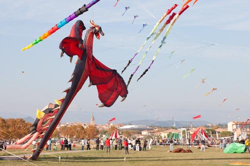 Dragon et le clocher de Fréjus  - Festival 2011 de Fréjus - © Norbert Pousseur