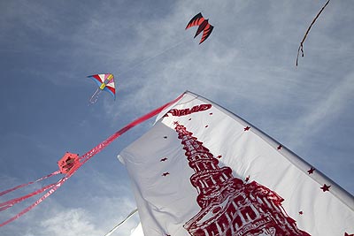 Cerf-volant peint d'une haute tour - Festival de Fréjus - © Norbert Pousseur