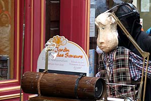 Personnage  masqué tirant la cariole du jardin des saveurs - © Norbert Pousseur