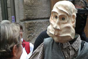 Masque tremblant s'adressant à une passante - © Norbert Pousseur