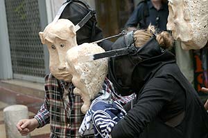 Détail des attaches des masques en papier maché - © Norbert Pousseur