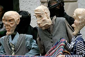 Groupe de trois messieurs masqués - © Norbert Pousseur