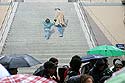 Foule sous la pluie et trompe l'oeil à Chalon - © Norbert Pousseur