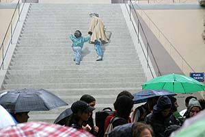 Foule sous la pluie et trompe l'oeil à Chalon - © Norbert Pousseur