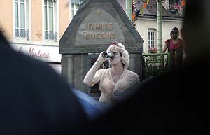 Acteur buvant devant le mausolée Ducoin - © Norbert Pousseur