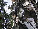 Statue de pleureuse - vitrail de cimetière - © Norbert Pousseur