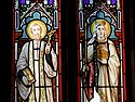 Couple de saints portant sceptre et cathédrale - vitrail de cimetière - © Norbert Pousseur