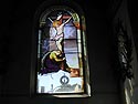 Christ en croix Marie-Madeleine à ses pieds - vitrail de cimetière - © Norbert Pousseur