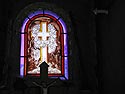 Croix entourée d'une couronne de fleurs blanches - vitrail de cimetière - © Norbert Pousseur