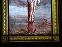 Bas de la croix et clous dans les pieds du Christ - vitrail de cimetière - © Norbert Pousseur