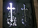 Porte de chapelle ornées de croix ajourées - vitrail de cimetière - © Norbert Pousseur