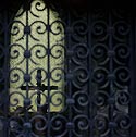 Fenêtre de chapelle, en verre granité - vitrail de cimetière - © Norbert Pousseur