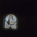 Marie Madeleine  présentant le visage du Christ courroné d'épines - vitrail de cimetière - © Norbert Pousseur