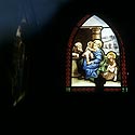 Scène de la sainte famille autour de Jésus enfant - vitrail de cimetière - © Norbert Pousseur