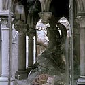 Statue d'ange couronné habillé telle une mariée - vitrail de cimetière - © Norbert Pousseur