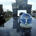 Christ en croix dans une bulle de verre, tel un souvenir - Tombes - © Norbert Pousseur