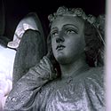 Tête de statue d'ange féminin - vitrail de cimetière - © Norbert Pousseur