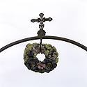 Arceau et croix porte-couronne de fleurs en céramique - Tombes - © Norbert Pousseur